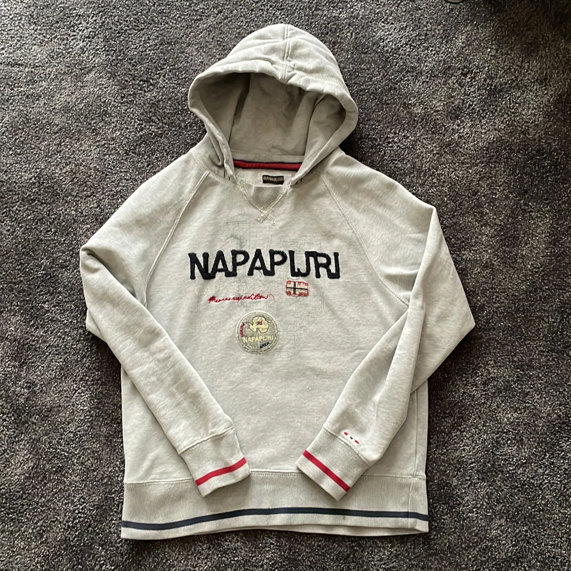 Grå hoodie från Napapijri med brodyr