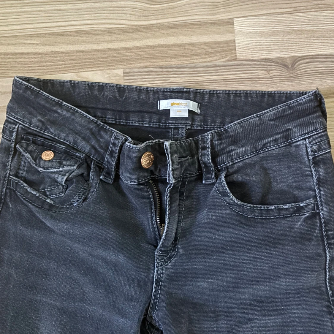 Svarta jeans med broderade fickor Gina Tricot - 2