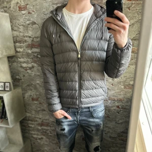 Ralph Lauren Jacka - Mycket fint skick, inga defekter. Storlek L passar dig som är mellan 180-190cm ungefär. Nypris ca 4000kr. Modellen är 185 cm, 79 kg. Passar bra nu till vintern. Skriv för mer information!🤝