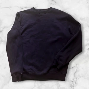 Mörkblå sweatshirt från Urban Classics - En stilren mörkblå sweatshirt från Urban Classics i storlek S. Tröjan har rund halsringning, ribbade muddar och är tillverkad i en mjuk bomulls- och polyestermix. Perfekt för en clean och avslappnad look. Nypris 399kr: Mitt pris 199kr!