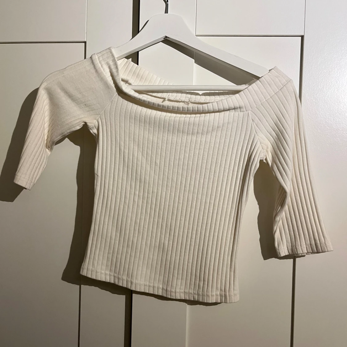 Ribbad offshoulder topp i vit