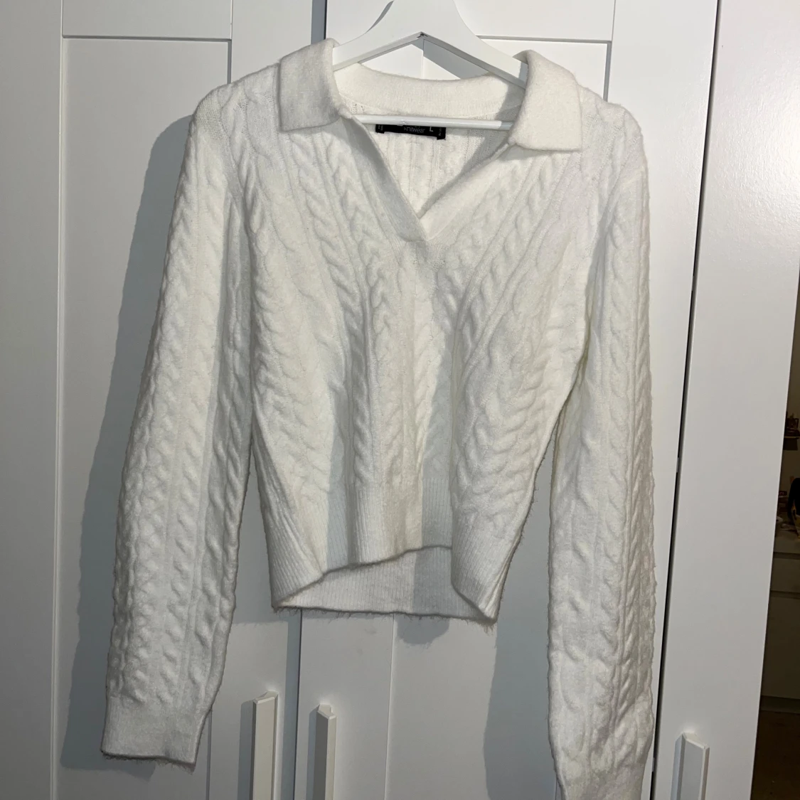 Vit kabelstickad tröja med krage