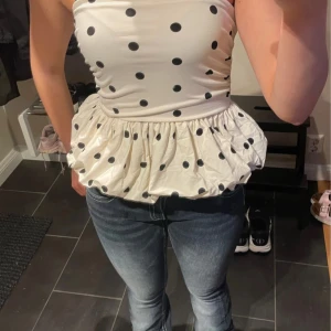 Prickig topp - Prickig topp från Hm. Storlek Xs/s. Fint skick, aldrig använd. Inga defekter mm 😇