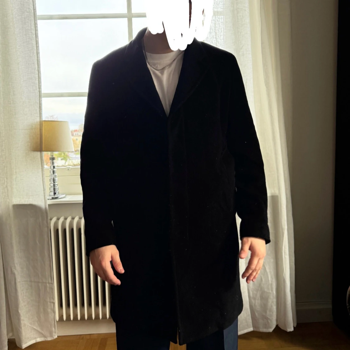 Svart rock med klassisk krage - 2