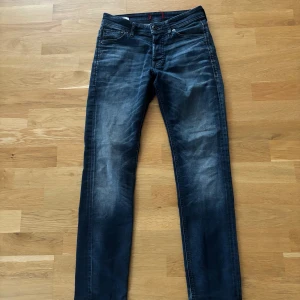 Slim fit Glenn jeans i mörkblå denim - Slim fit jeans i mörkblå tvätt från Glenn. Klassisk femficksmodell med snygga färgskiftningar. En av de mest populära jeansen nu på senste.  W28L30