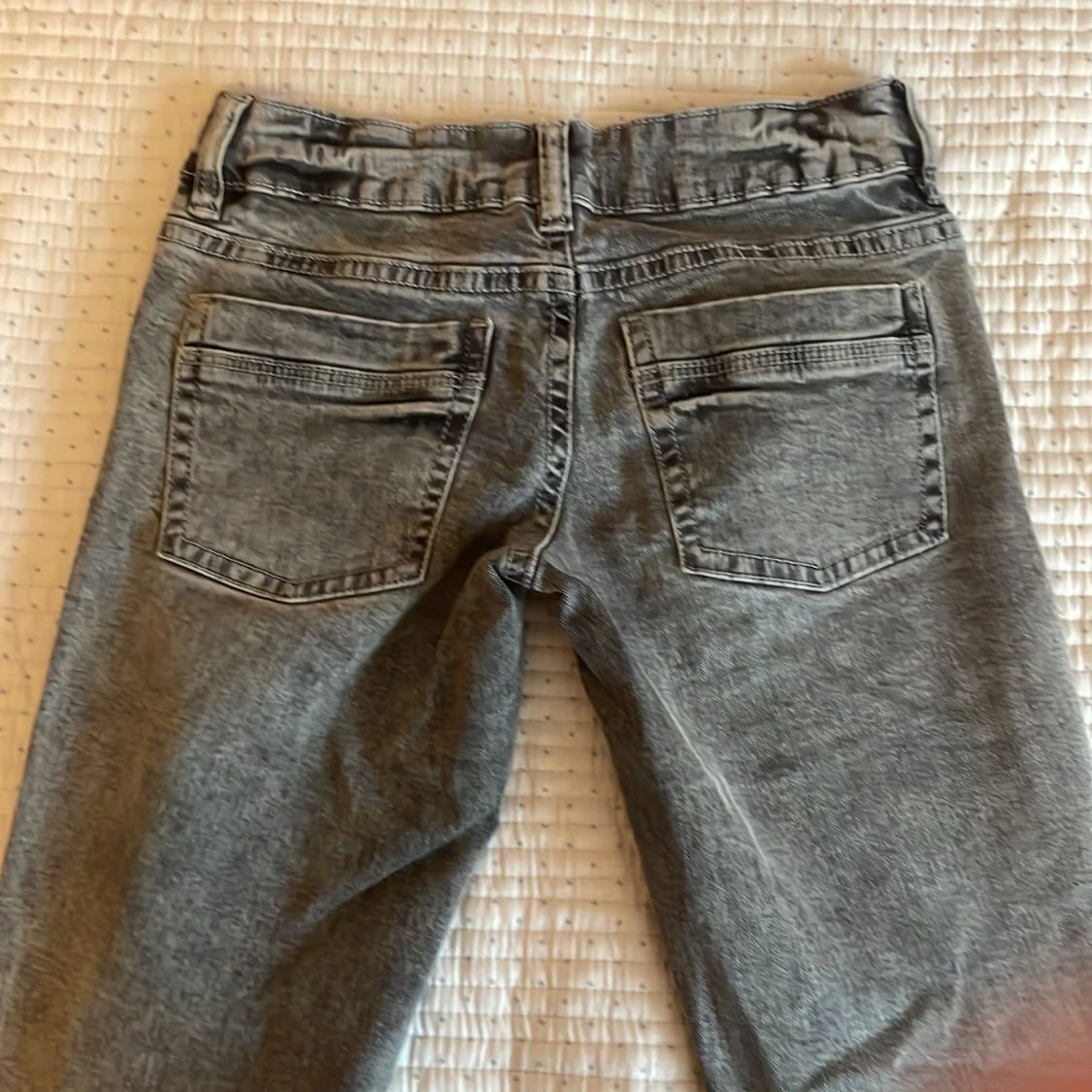 Grå bootcut jeans med tvättad look - 2