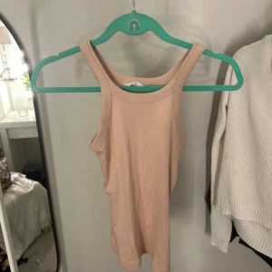 Beige ribbad linnetopp från H&M XS - Säljer en ros ribbad linnetopp från H&M i storlek XS. Materialet är mjukt och stretchigt, perfekt för en chill och enkel look. Passar dig som gillar neutrala färger och stilrena plagg. Har aldrig använts! Pris kan diskuteras 🥰