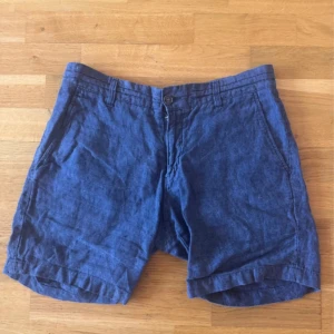 Blåa linneshorts från Bondelid - Blåa herrshorts i 100% linne från Bondelid. Storlek S. Fickor i sidorna samt bak. Sparsamt använda, är i fortsatt fint skick.