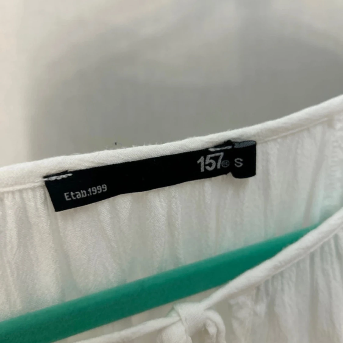 Vit blus med spets från 157 - 2