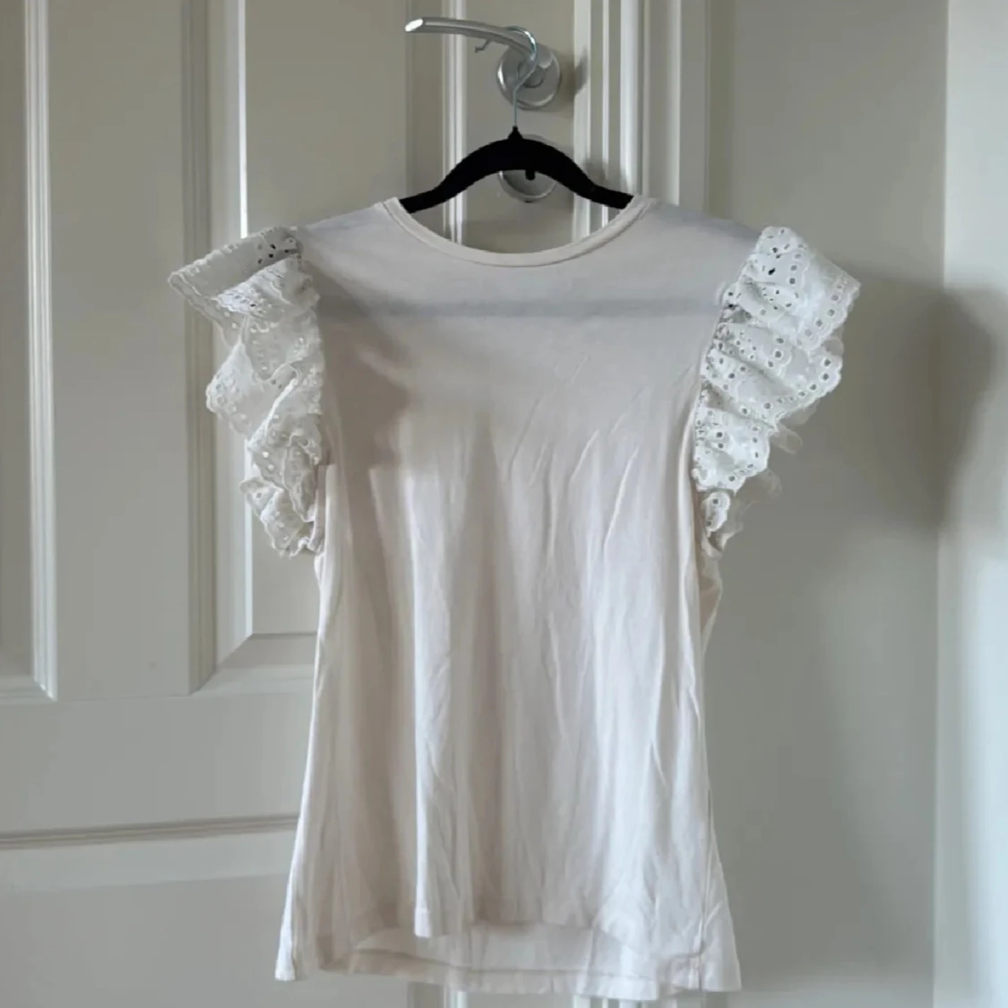 Vit blus med volangärmar från Vila