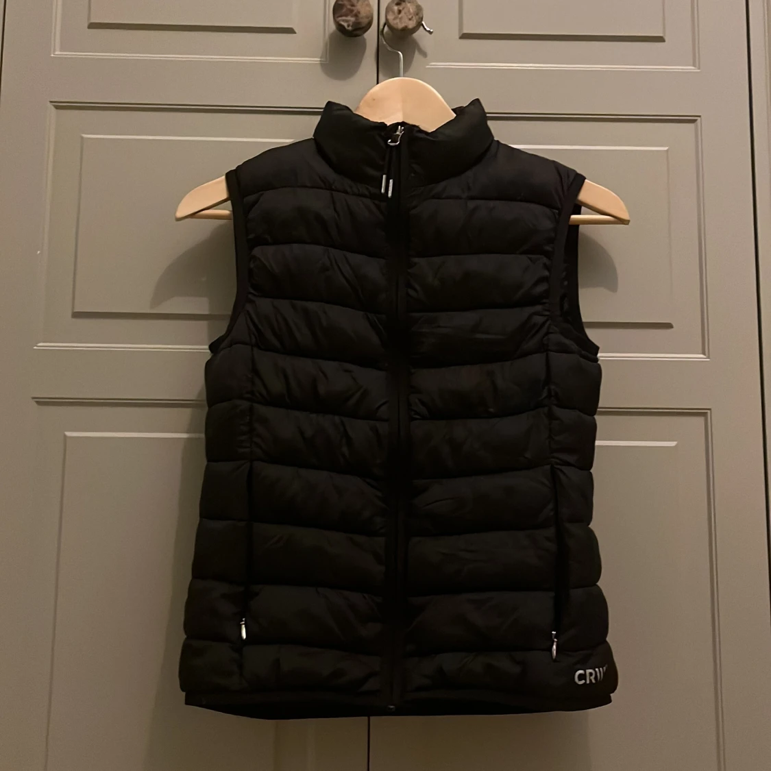 Svart dunväst från CRW