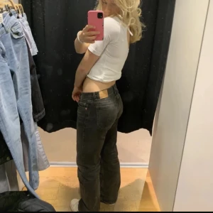 Svarta lågmidjade jeans weekday - Säljer ett par svarta weekday jeans med låg midja. Jeansen har rak passform och är tillverkade i slitstarkt denimmaterial. Perfekta för dig som gillar en tidlös och avslappnad stil.