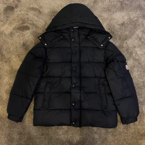 Moncler vezare - Helt ny, aldrig använd. Storlek S.