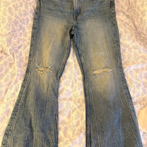 Jeans   - Baggy bootcut jeans från H&M! Knappt använda, de har hål bak vid hälarna men det är med i designen. Storlek 38, de är nog menade att vara low waist men eftersom jag är 160 så är benen alldeles för långa för low waist. Annars passar de bra runt midjan! 💕