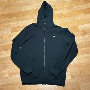 Görn zip hoodie - Säljer min gröna zip hoodie från Lyle & Scott. Skön, stilren och i mycket bra skick. Perfekt till vardags! Tveka inte på att höra av dig vid fler frågor.🤗