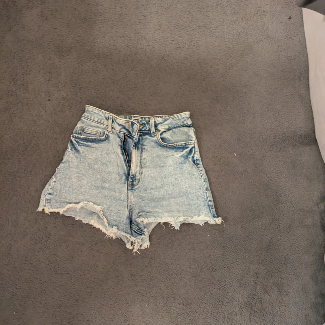 Ljusblåa high waist jeansshorts