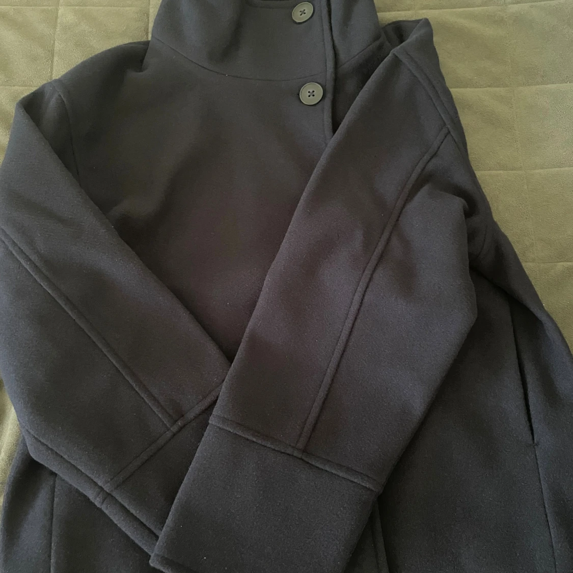 Svart kappa med hög krage från RYVLS - 3