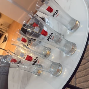 Birra Peja Pilsner Ölglas 33 cl - Snygga ölglas från Birra Peja, modell Pilsner, rymmer 33 cl. Set om 6 glas, perfekta för servering av öl. Glasen är i mycket gott skick utan synliga repor eller skador. Passar både till fest och vardag. Tydlig logotyp och CE-märkning.