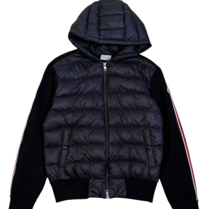 Moncler cardigan  - Moncler tricot Cardigan. Nyare säsong. Skick 9/10 som ny. Storlek M. Pris 4199kr finns att köpa på våran hemsida, Fashionels.com 