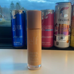 e.l.f. Halo Glow Liquid Filter Fair - Säljer e.l.f. Halo Glow Liquid Filter i nyansen Shade 1 Fair. Flytande formula i en snygg cylinderformad flaska med pump. Perfekt för att ge huden en glowig och jämn finish. Passar dig som vill ha en ljus och naturlig look.