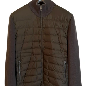 Moncler cardigan  - Moncler cardigan khaki grön. Storlek M. Skick 9/10, pris 4499kr finns att köpa på våran hemsida, Fashionels.com