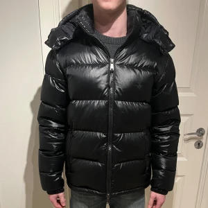 Ralph Lauren vinterjacka - Säljer en otroligt skön Raffe jacka! | Mycket fint skick på jackan! | Storlek M. | Ställ gärna frågor innan du köper!