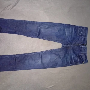 Replay Hyperflex mörkblå jeans - Snygga mörkblå Replay Hyperflex jeans med klassisk femficksdesign och smal passform. Jeansen har stretchigt material som ger grym komfort och rörelsefrihet. Perfekt för dig som gillar stilrena och moderna jeans med diskreta detaljer.