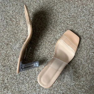 Genomskinliga Klackskor  - använda 1 gång, storlek 37.