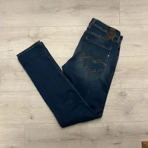 Replay anbass hyperflex mörkblåa jeans  - Hej! Säljer ett par fina replay anbass hyperflex jeans//fint sick som ni ser på bilderna//Jensen är i W33 L34//fråga gärna!🤗