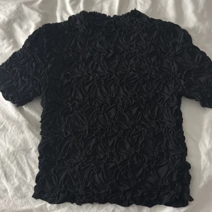 Svart topp från Vero Moda - Säljer en snygg svart topp från Vero Moda i storlek S. Aldrig använt