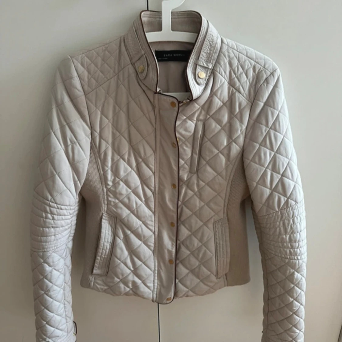 Beige quiltad jacka från Zara