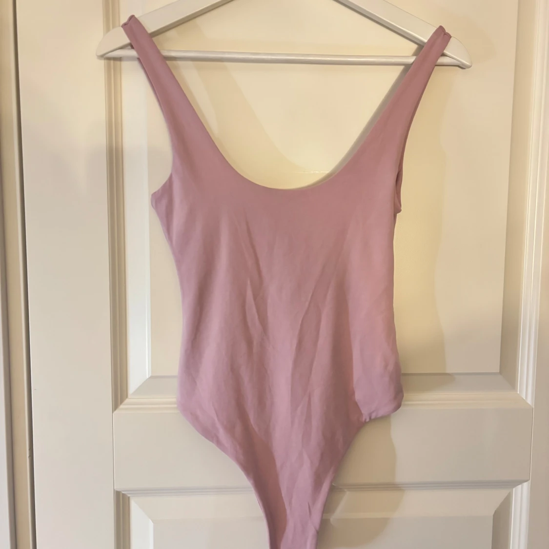 Ljusrosa body från Bikbok