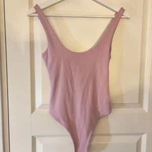 Ljusrosa body från Bikbok - Säljer en helt ny trendig ljusrosa body från bikbok med lappen kvar.❤️