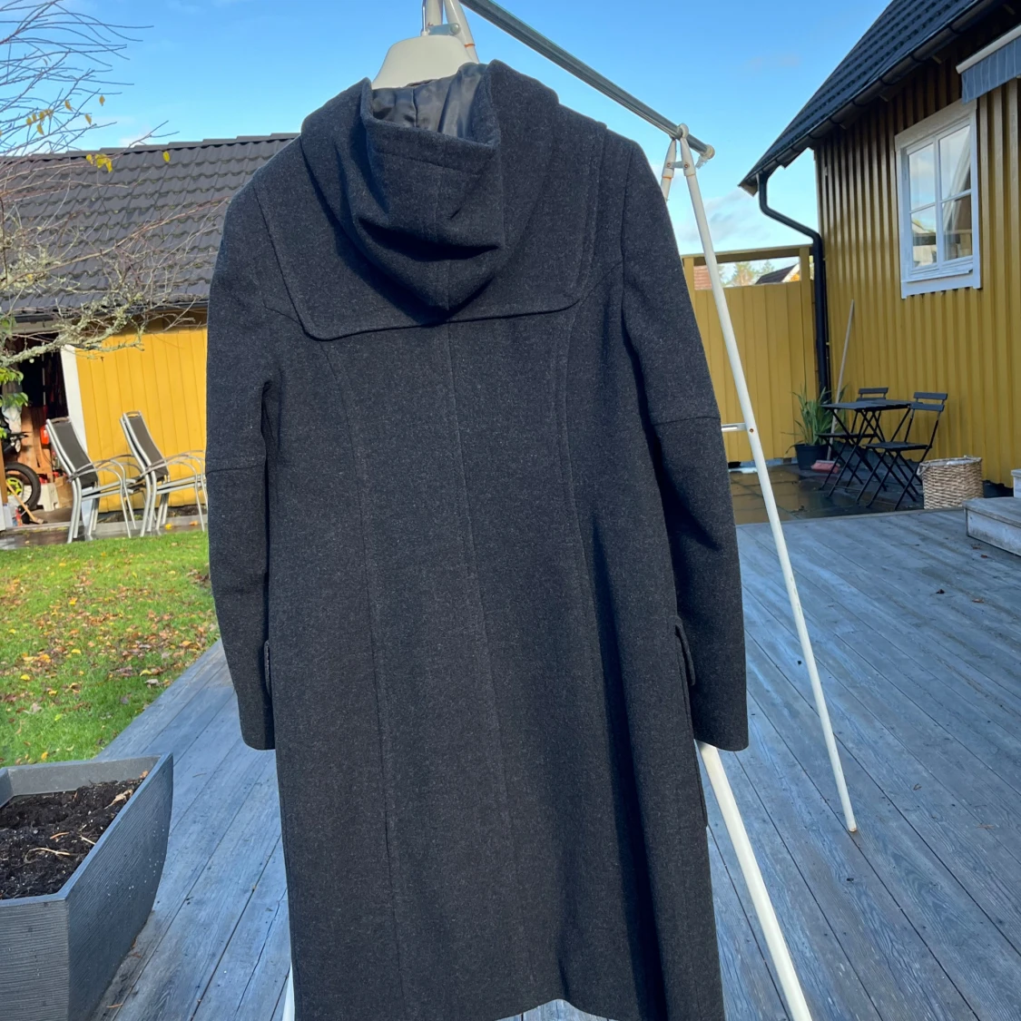 Mörkgrå kappa med huva från Lindex - 1