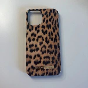 Leopard Case - Snyggt mobilskal från Ideal of Sweden med leopardmönster. Passar iPhone 12. Skalet är i gott skick med mindre tecken på användning. Ger din mobil ett trendigt och exklusivt utseende samtidigt som den skyddas mot repor och stötar.