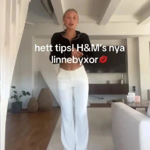 Vita linnebyxor från H&M - Snygga vita linnebyxor från H&M med rak passform och hög midja. Byxorna har en klassisk look med vida ben och är tillverkade i ett lätt och luftigt linnematerial. Perfekta för en fräsch och stilren outfit.