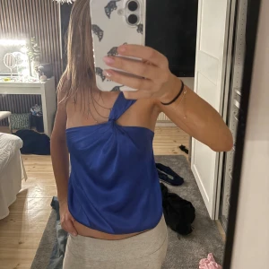 knallblå onesholder - jag säljer en oandvänd onesholder i storlek 36. den passar inte mig i smaken och vill bli av med då. fick den av en kompis som inte andvänt den mycket men inga tecken på skador, du kan bestämma vilken sida du vill att axelbandet ska vara på💕