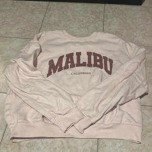 Ljusrosa sweatshirt - Ljusrosa sweatshirt från Lager 157 i storlek S. 