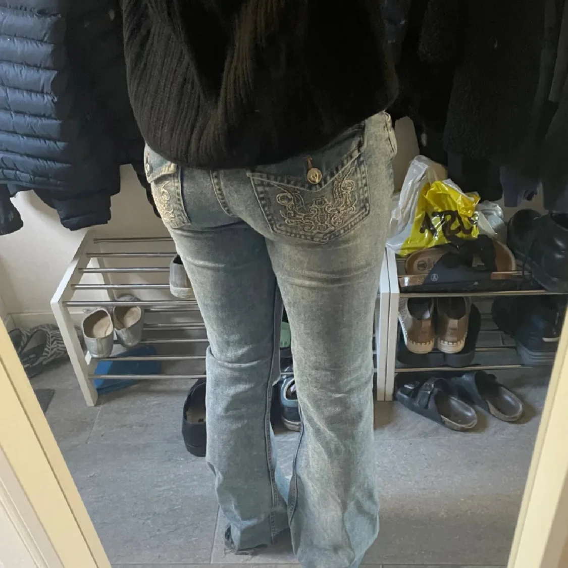 Blå bootcut jeans med broderade fickor - 1
