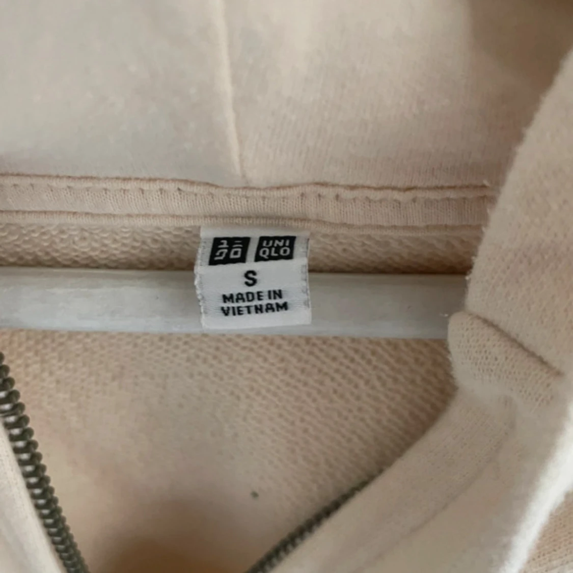 Beige hoodie från Uniqlo med dragkedja - 2