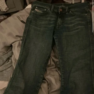 Diesel jeans i mörkblå denim, stl 27 - Säljer ett par klassiska mörkblå jeans från Diesel, tillverkade i Italien. FINNS EJ ATT KÖPA LÄNGRE!!  DOM ÄR FLARE BOOTCUT💓 mätningar är runt midjan 76cm och innerbenslängden 73cm