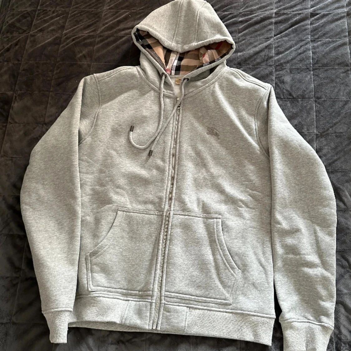 Grå burberry zip hoodie