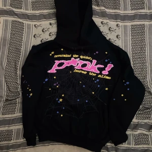 Svart hoodie med rosa tryck från Pink! - Sp5der hoodie äkta som jag har knappt använt.