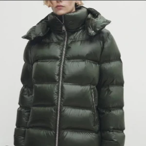 Massimo dutti jacka - Jätte fin och varm dunjacka från Massimo dutti i grön. Använd men i bra skick, skriv för mer bilder 💖