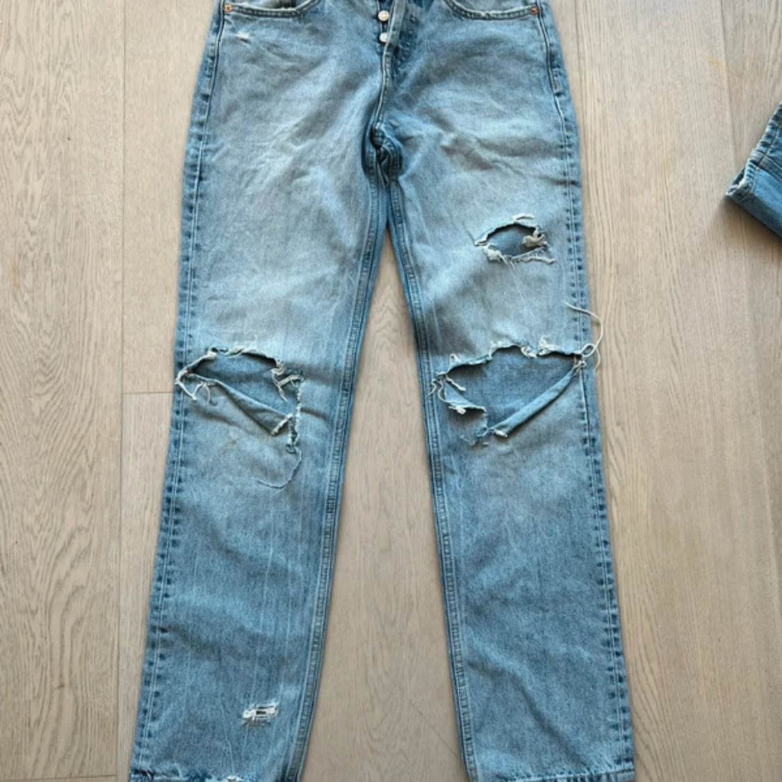Ljusblå ripped jeans från Zara