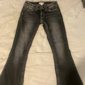 Gråa lågmidjade jeans - Säljer ett par jätte fina och väldigt lågmidjade och utsvängda jeans, dom är i nytt skick🥰