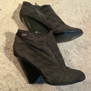 Miss Sixty ”Anouk”- ankelboots, stövlar med kilklack.  - Miss Sixty ”Anouk”- ankelboots, stövlar med kilklack.  Vintage i mycket bra skick. Material är texturerat,  och har en dragkedja på insidan. Färg svart.  -Storlek: EU 38 -Skick: Mycket bra (se bilder)