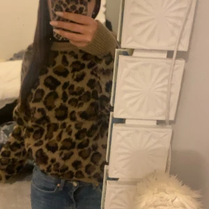 Leopardmönstrad stickad tröja - Den är jätte liten i storlek skulle jag säga då den är i storlek L men sitter som en S/Xs