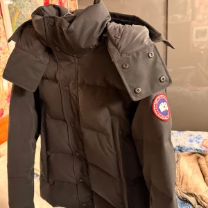 ÄKTA!!! Canada Goose - Säljer en svart jacka från Canada Goose, jackan har inga skador och är i ny skick, jackan är ÄKTA och kvitto finns på den, köpt från jhonnel för 19 000kr, priset är inte hugget utan kom med ditt bud, inga byten!!!!! Kan även mötas för att sälja men endast i Västerås!!