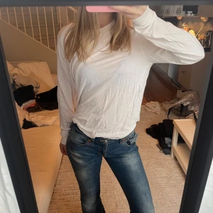 Vit långärmad tröja från Tiger Of Sweden - En enkel och stilren vit långärmad tröja i mjuk bomull. Tröjan har rund hals och en normal passform som passar perfekt till jeans eller andra favoritplagg. Går att både klä upp och klä ner vilket gör den perfekt för alla lägen 🫶🏼 Storlek L men passar mig som är XS/S! Aldrig använd, nypris 1000 kr